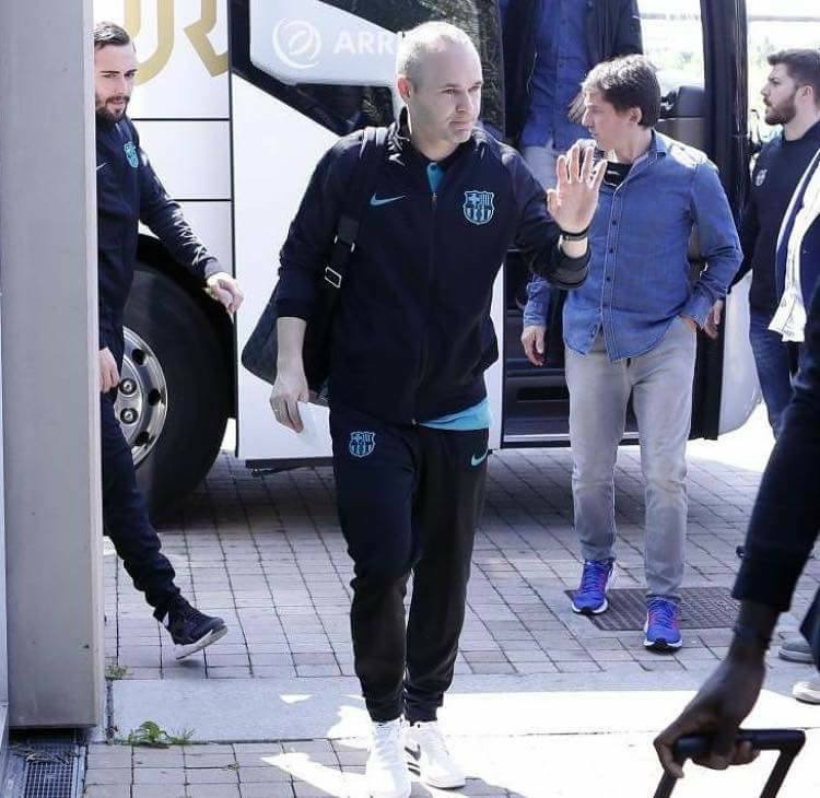 Iniesta vẫy tay chào người hâm mộ.