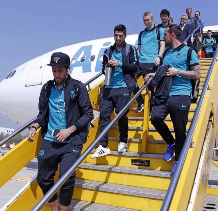 Các cầu thủ khá thoải mái bước xuống máy bay.