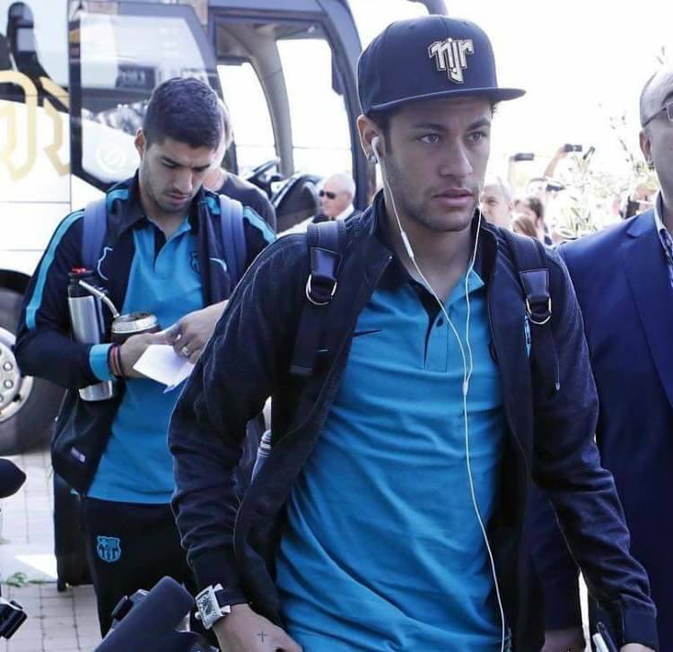 Neymar với style rất phong cách.