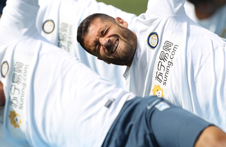 Các cầu thủ Inter nghiêm túc thực hành giáo án mà HLV giao.