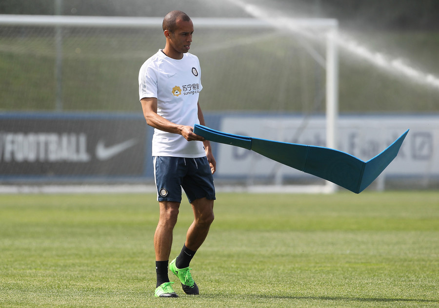 Miranda trải thảm tập các bài tập về cơ.