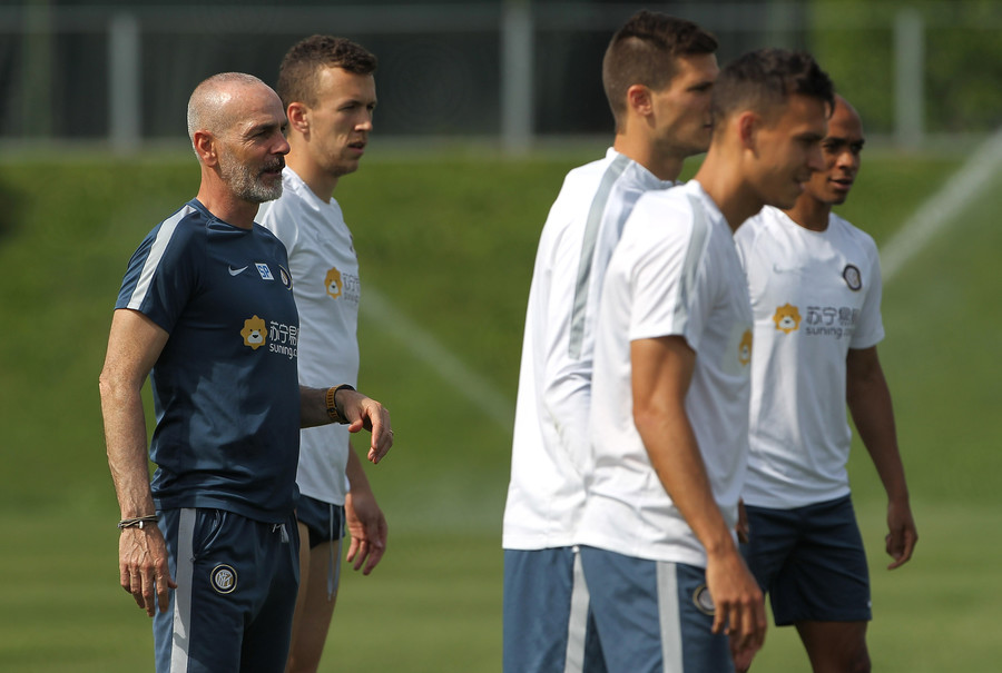 HLV Pioli theo sát buổi tập của các học trò.