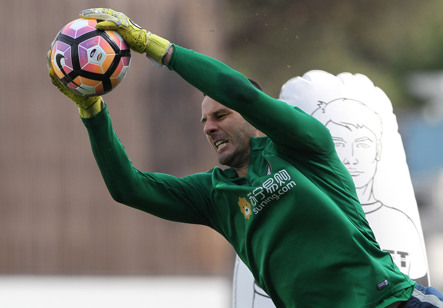 Trận derby Milan diễn ra vào 17h30 ngày 15/04.