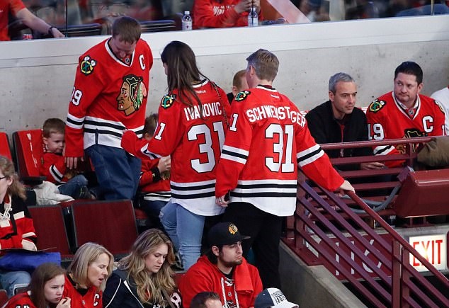 Hai vợ chồng mặc áo của đội Chicago Blackhawks, in số 31 yêu thích của Schweinsteiger.