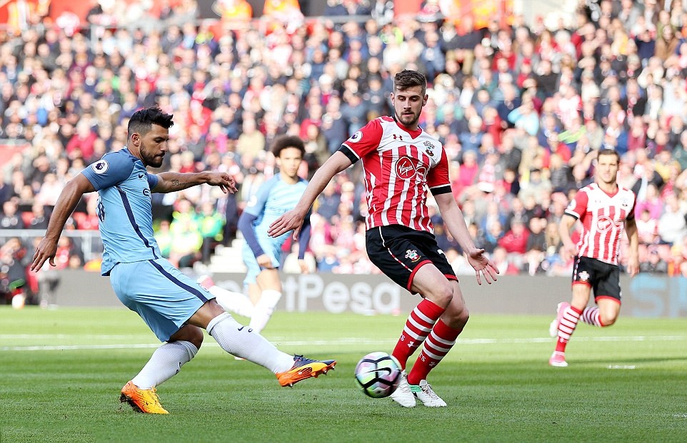 Aguero chơi đầy nỗ lực.