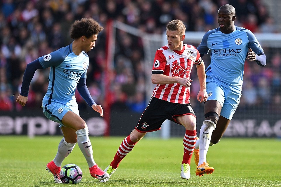 Man City gặp khá nhiều khó khăn ở những phút đầu.