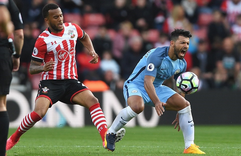 Aguero chấn thương ở cuối hiệp một và phải nhờ sự chăm sóc của các bác sĩ.