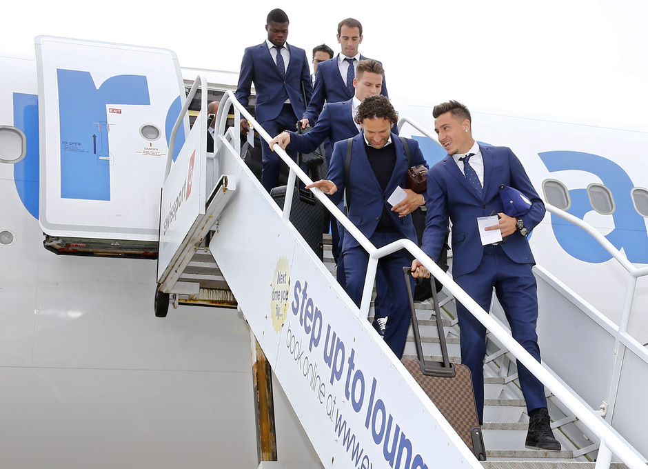 Các cầu thủ Atletico cực kỳ lịch lãm trong bộ vest.