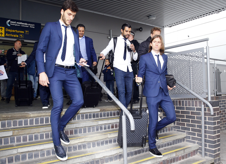 Fan hâm mộ đứng chờ ở sân bay để đón các thần tượng.