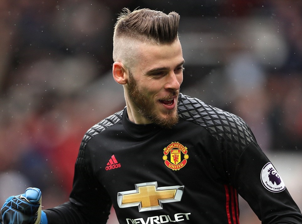 De Gea ăn mừng bàn thắng của đồng đội.