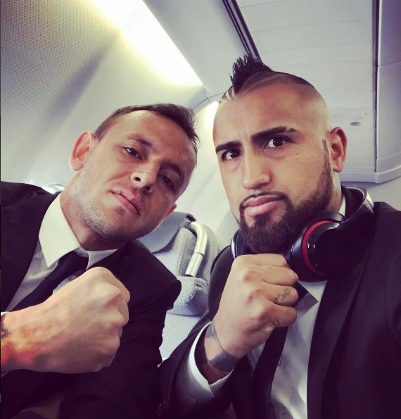 Các cầu thủ selfie trên máy bay.