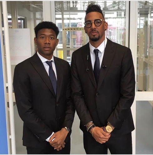 Alaba và Boateng tạo dáng 'nghiêm túc'.