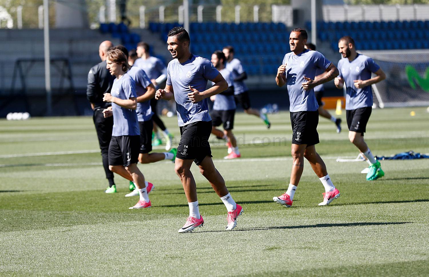 Các ngôi sao của đội bóng Hoàng gia tập luyện chuẩn bị cho trận lượt về.