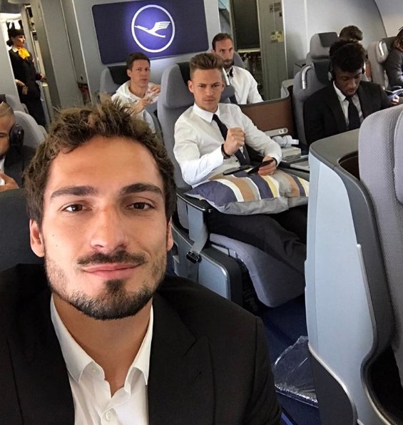 cầu thủ bayern selfie trên máy bay - Bóng Đá