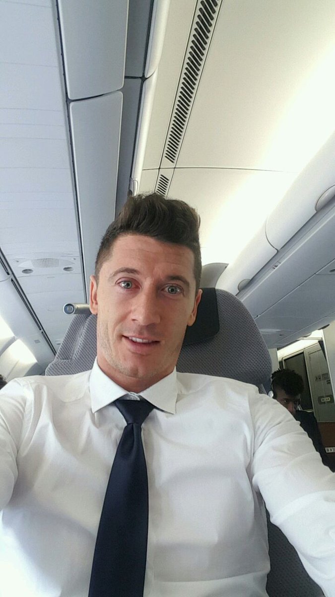 Lewandowski cũng bắt chước 'tự sướng' theo các đồng đội.