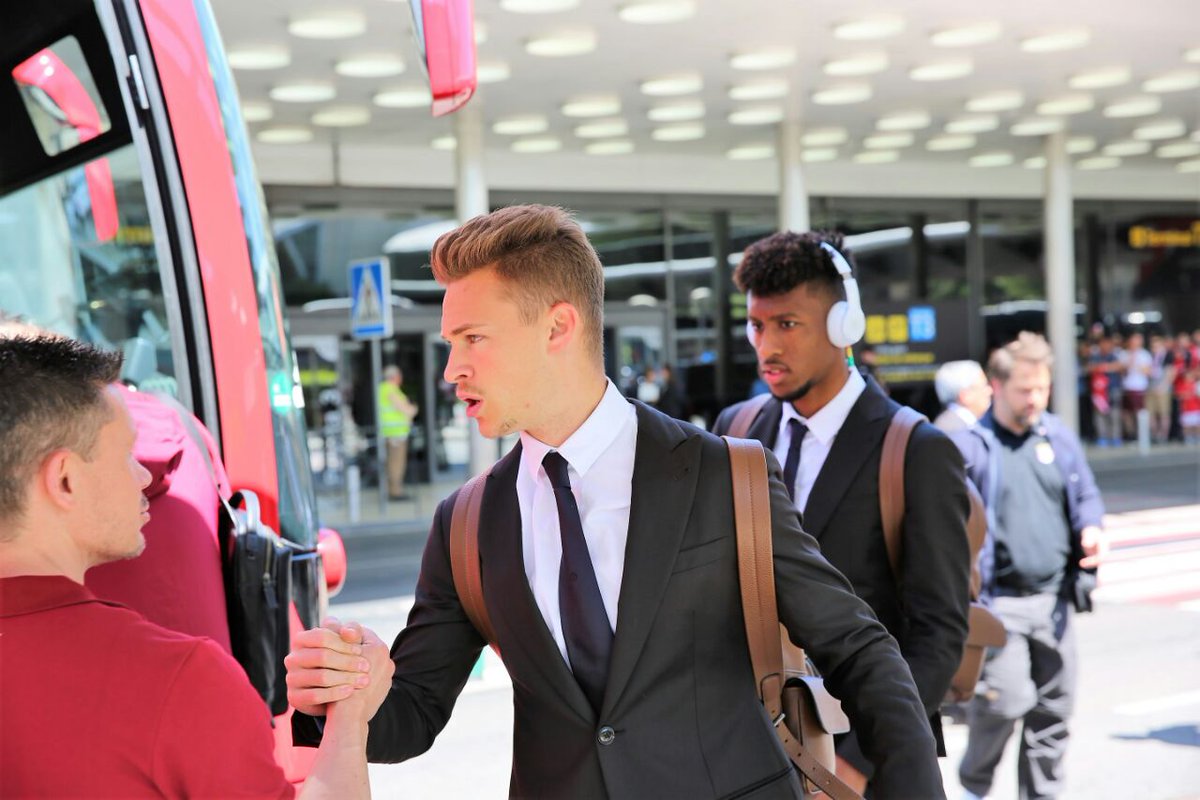 Các ngôi sao của Bayern diện vest lịch lãm không thua gì các tài tử điện ảnh.