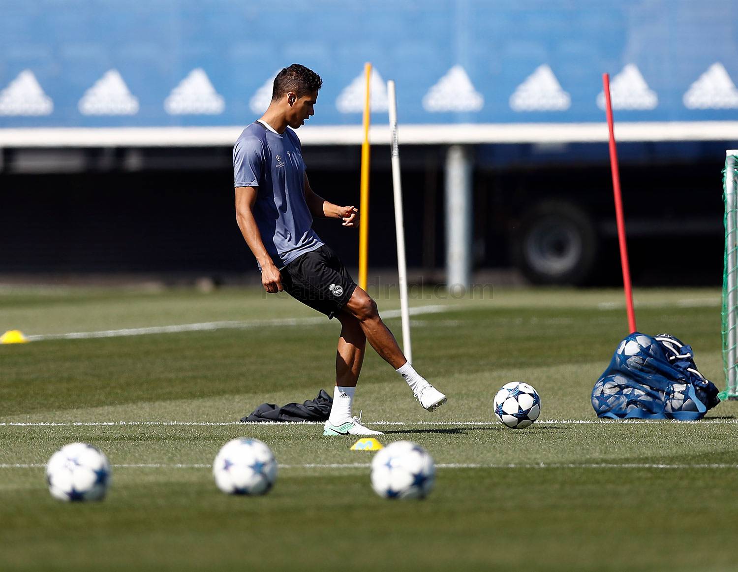 Varane trở lại nhưng anh còn tập riêng.