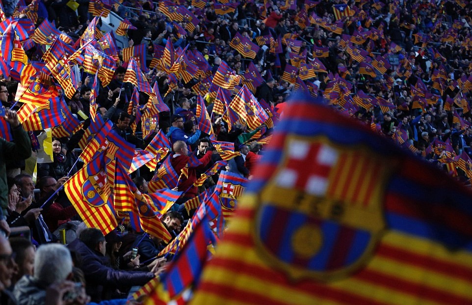 Các CĐV Barca cổ vũ nhiệt tình trên khán đài.