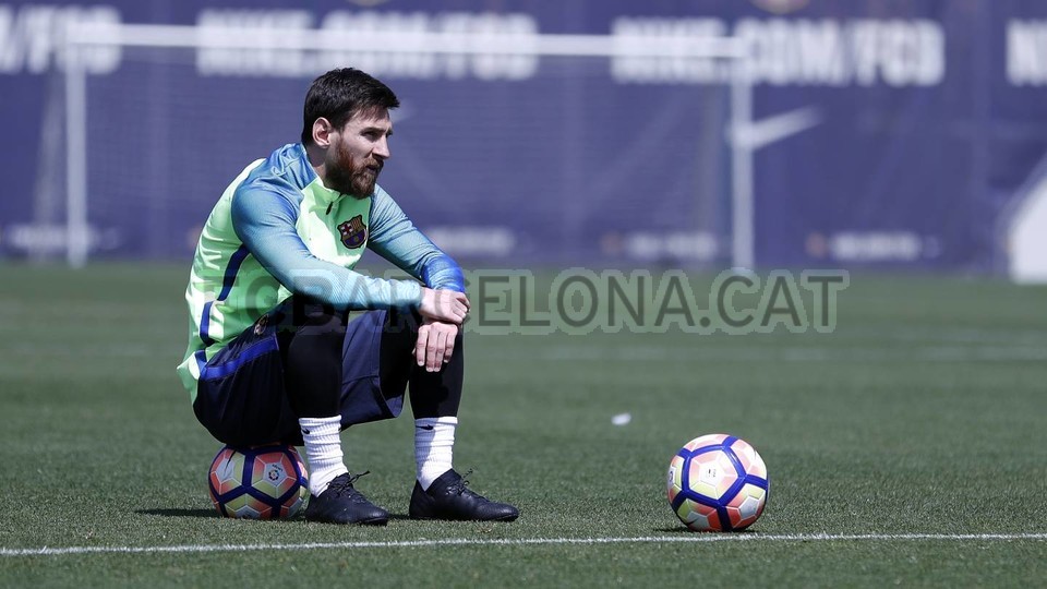 Messi và một phút suy tư.