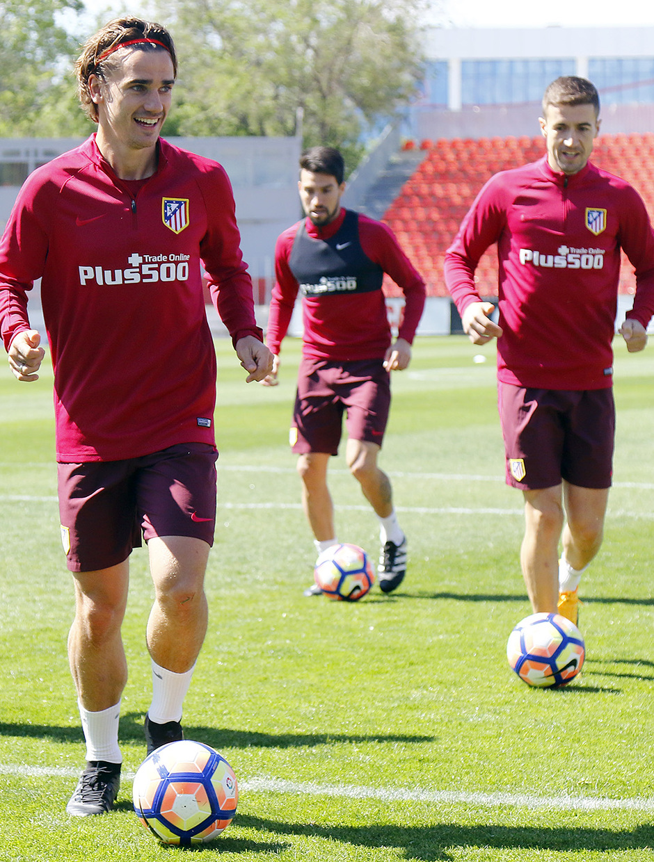 Griezmann rạng rỡ trên sân tập.