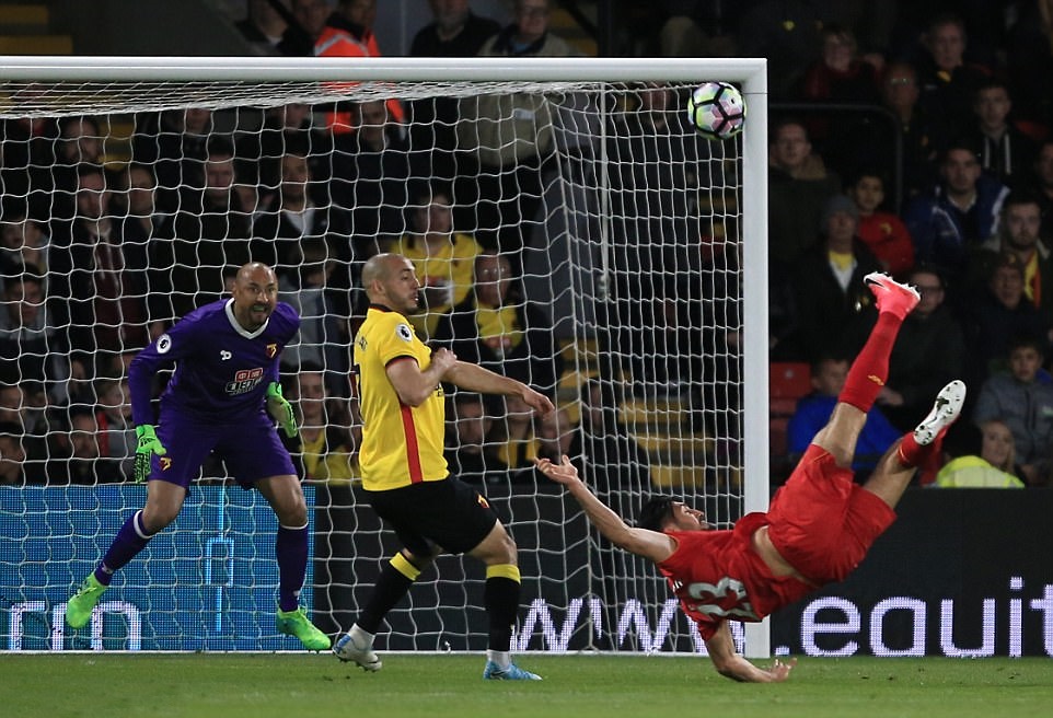 Emre Can lập siêu phẩm ở phút bù giờ thứ 2 của hiệp một.