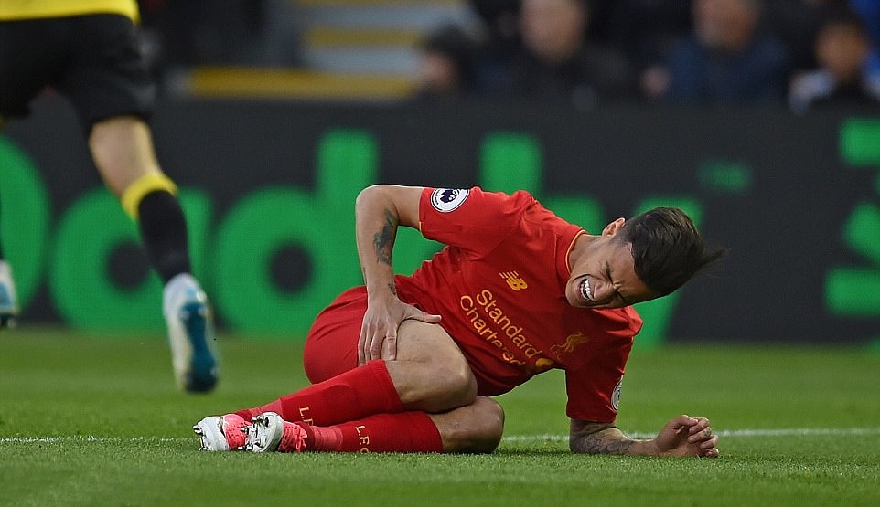 Coutinho gặp chấn thương ở phút 12.