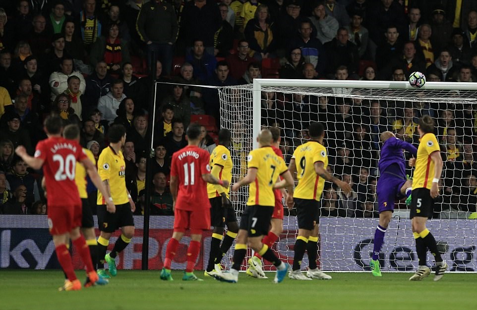 Xà ngang từ chối siêu phẩm của Lallana ở phút 40.