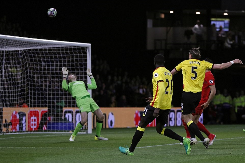 Xà ngang từ chối cú đá của Prodl ở phút cuối hiệp hai.