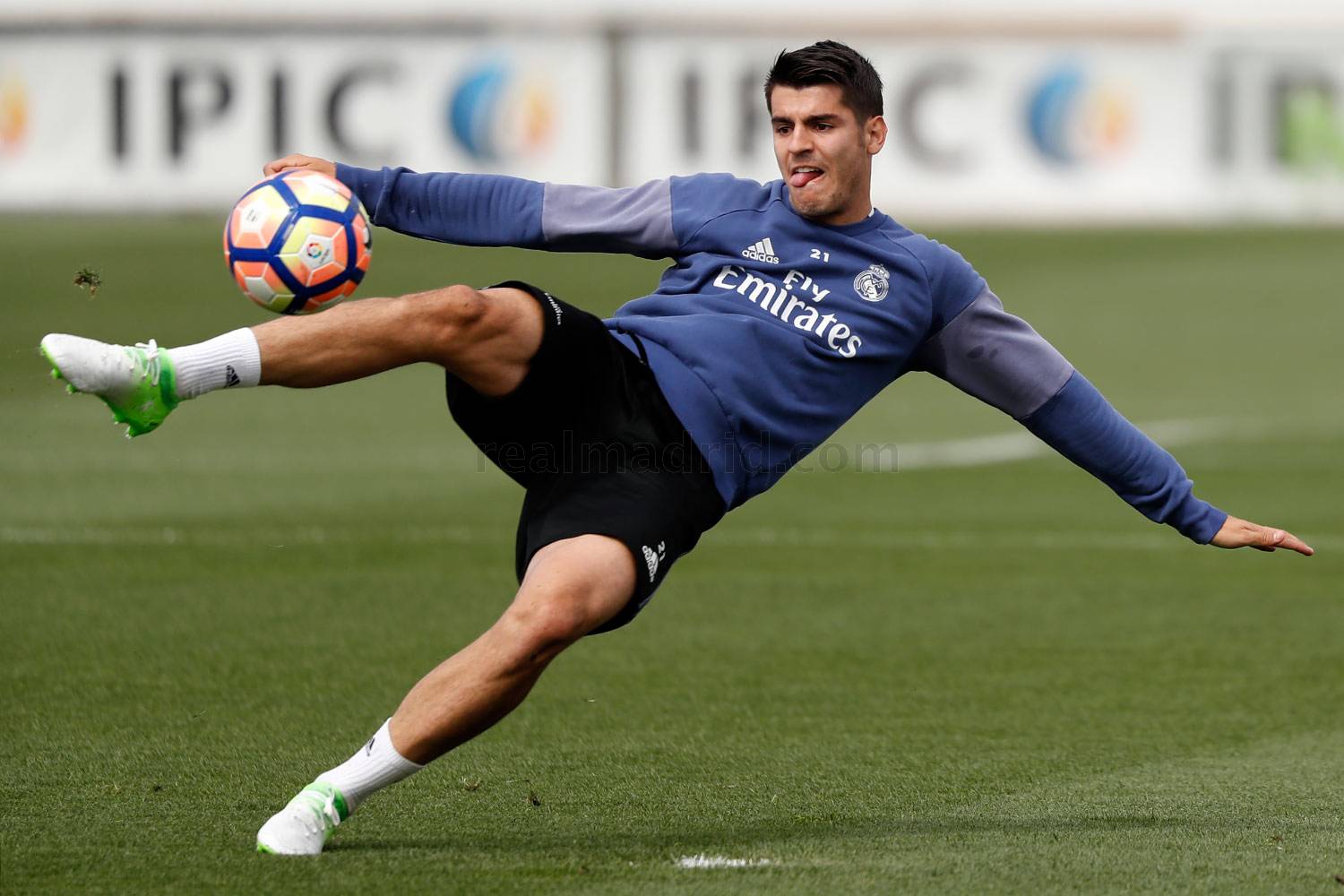 Các cầu thủ tập luyện rất sung sức.