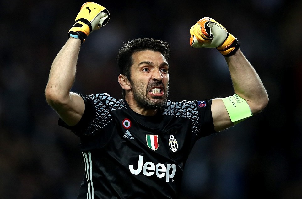 Nhưng Buffon vẫn trấn giữ khung thành rất chắc chắn.
