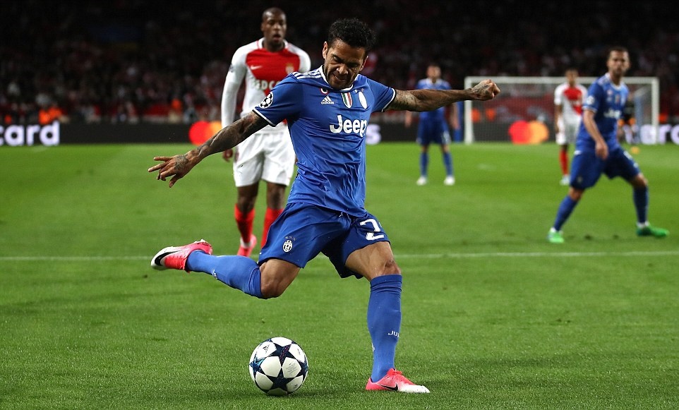 Alves kiến tạo trong cả 2 bàn thắng mà Higuain ghi được.