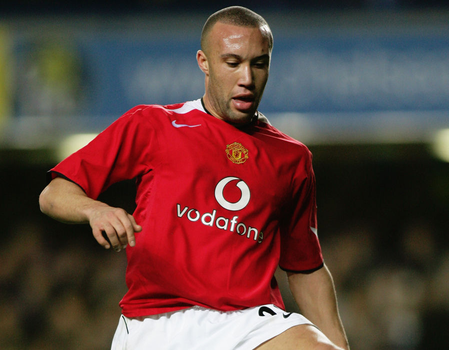 4. Mikael Silvestre khoác áo Man Utd từ 1999 - 2008. Anh ra sân 361 trận, ghi được 10 bàn.