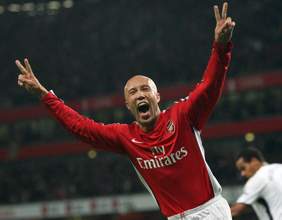 Silvestre chuyển sang chơi cho Arsenal từ 2008-2010, ghi được 6 bàn trong 46 trận ra sân.