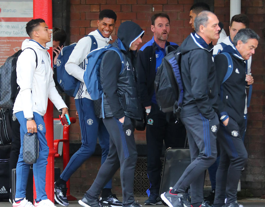 Rashford cười khoái chí cùng các đồng đội.