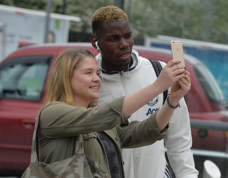 Pogba chụp ảnh giao lưu với người hâm mộ.