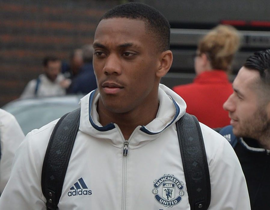 "Soái ca 36 củ" vẫn giữ khuôn mặt lạnh như băng.