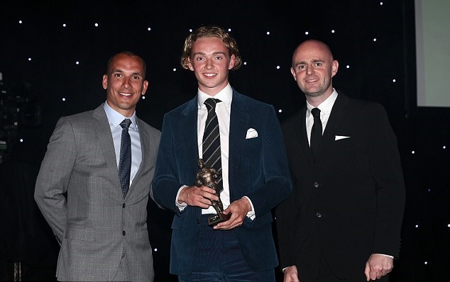 Tom Danies nhận giải thưởng cầu thủ trẻ của năm.