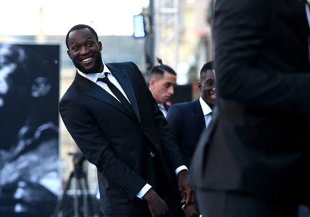 Lukaku nhí nhảnh đi dự lễ trao giải.