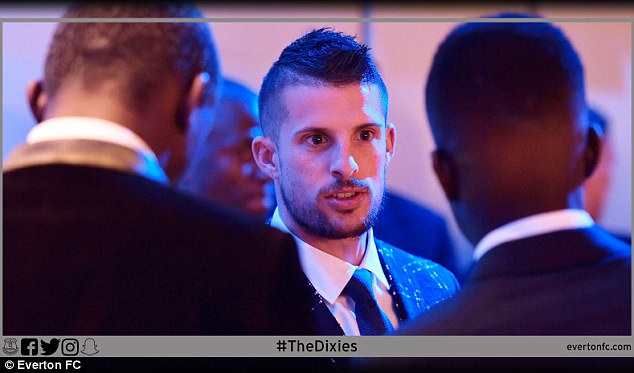 Kevin Mirallas trò chuyện cùng các đồng đội.