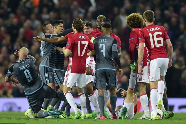 Gây hấn với Guidetti.