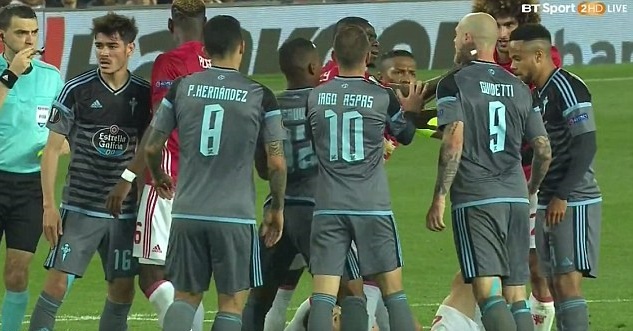 Cầu thủ hai bên lao vào nhau.