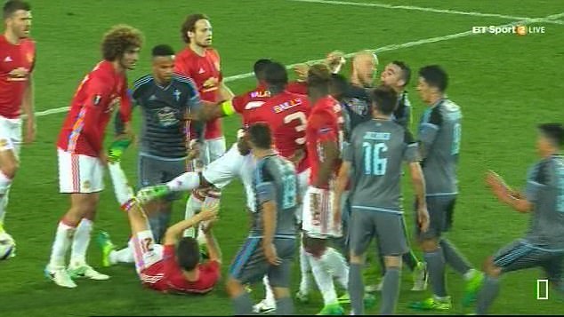 Roncaglia hùng hổ lao tới.