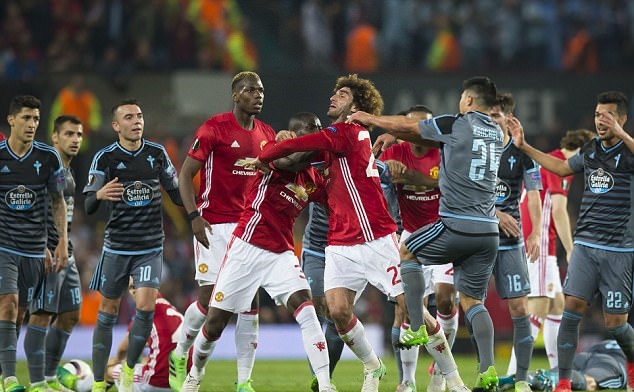 Bailly tiếp tục đòi ăn thua đủ với Roncaglia.