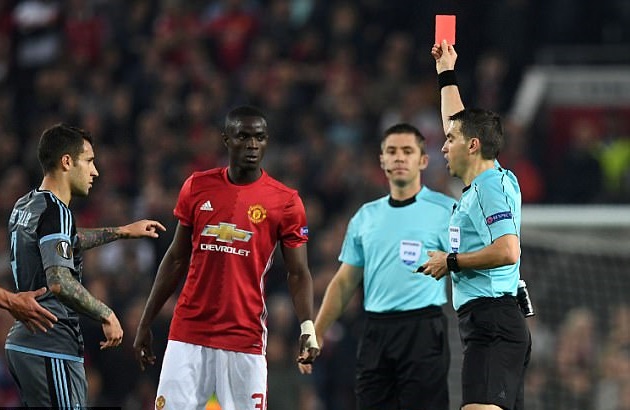 Hai cầu thủ đều phải nhận thẻ đỏ rời sân.