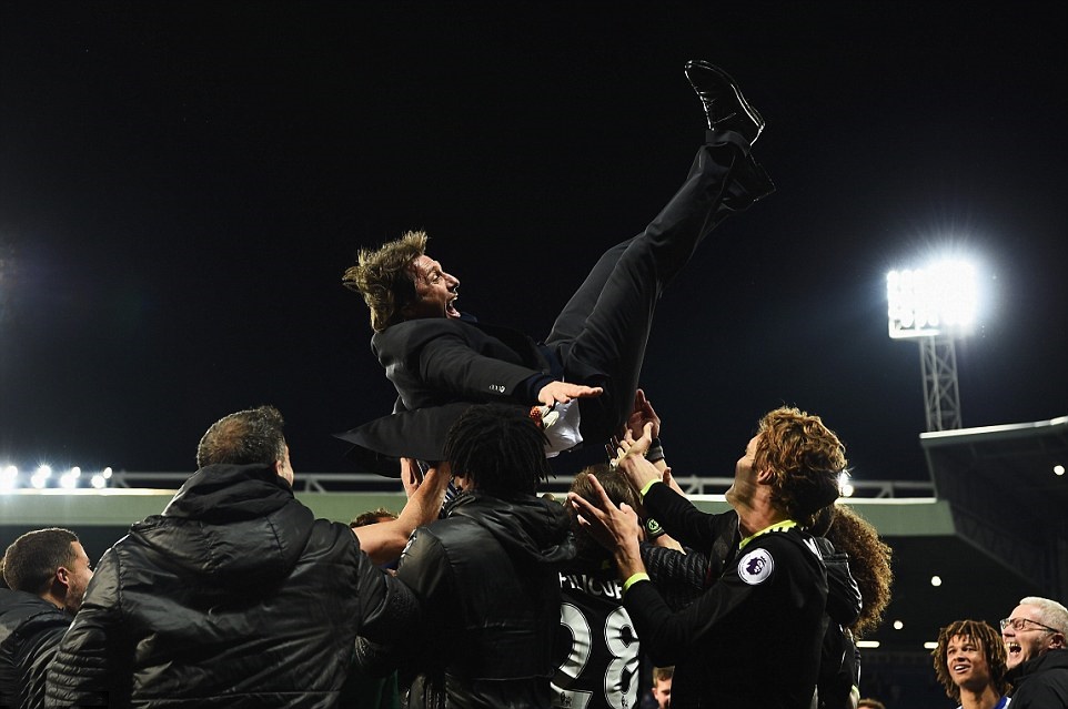 Ông được các học trò tung hô.