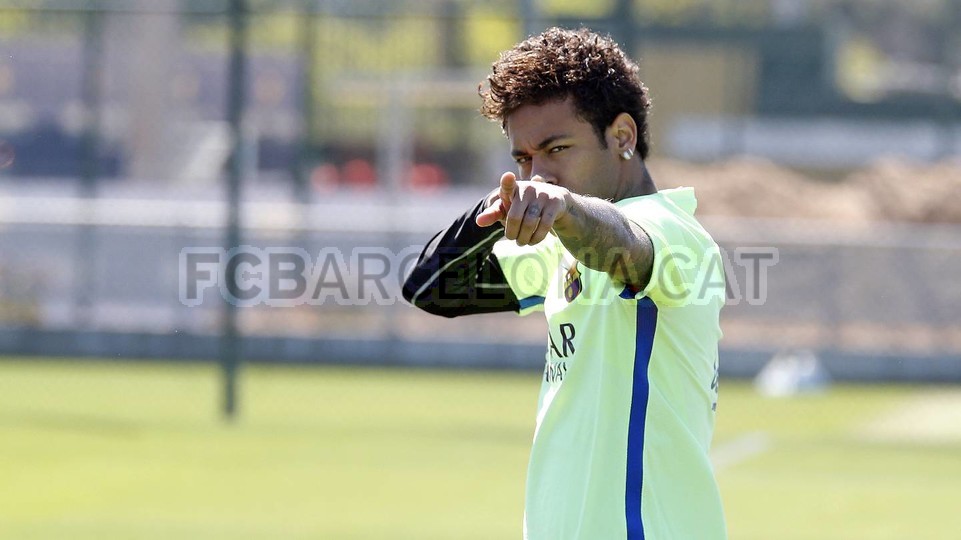 Neymar tạo dáng trước ống kính.