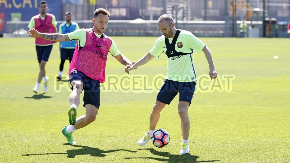Rakitic và Iniesta trong bài tập đối kháng.