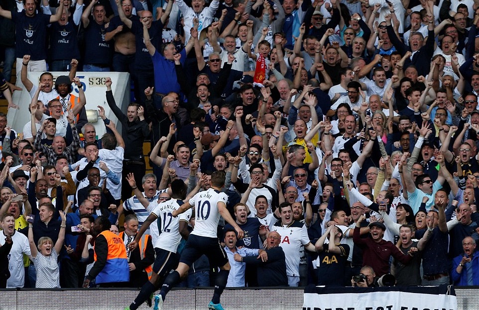 Wanyama ăn mừng cùng các CĐV.