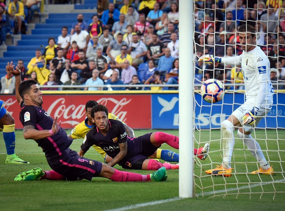 Neymar tái lập lại khoảng cách 2 bàn chỉ ít phút sau đó.