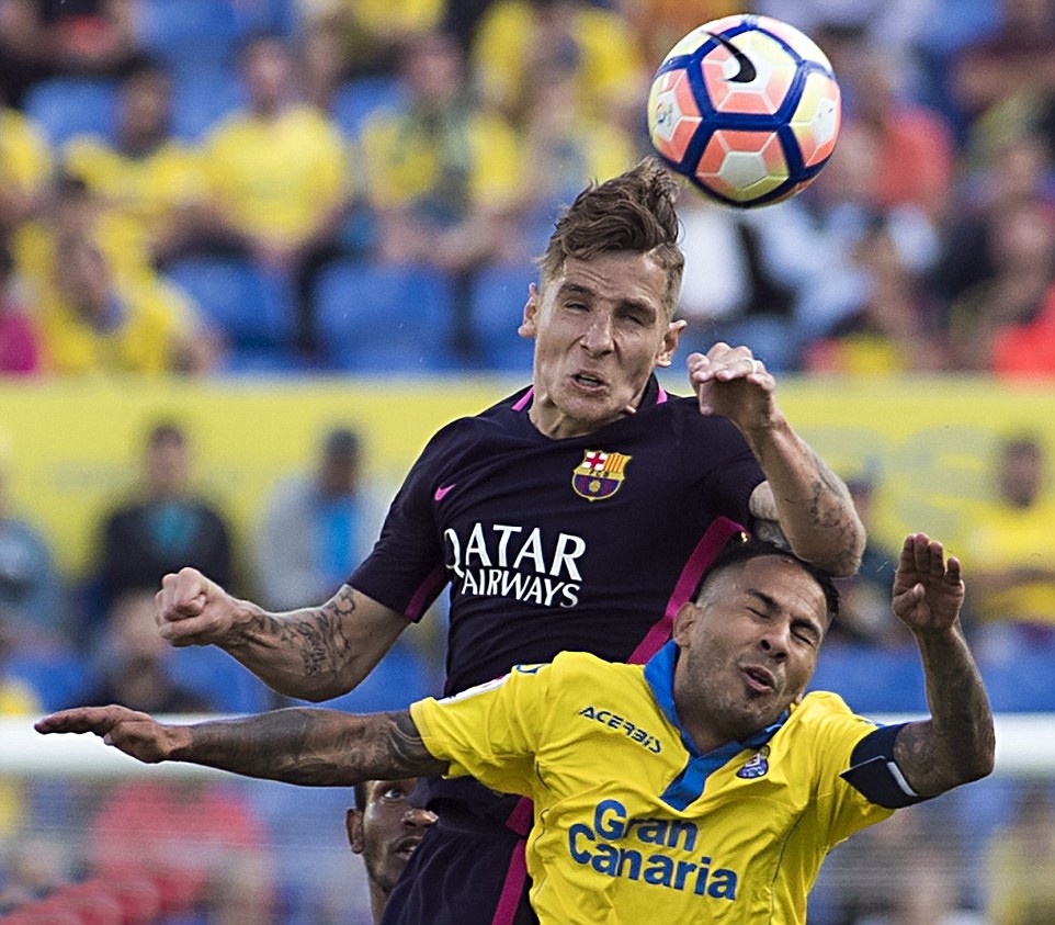 Digne được bố trí đá hậu vệ phải.